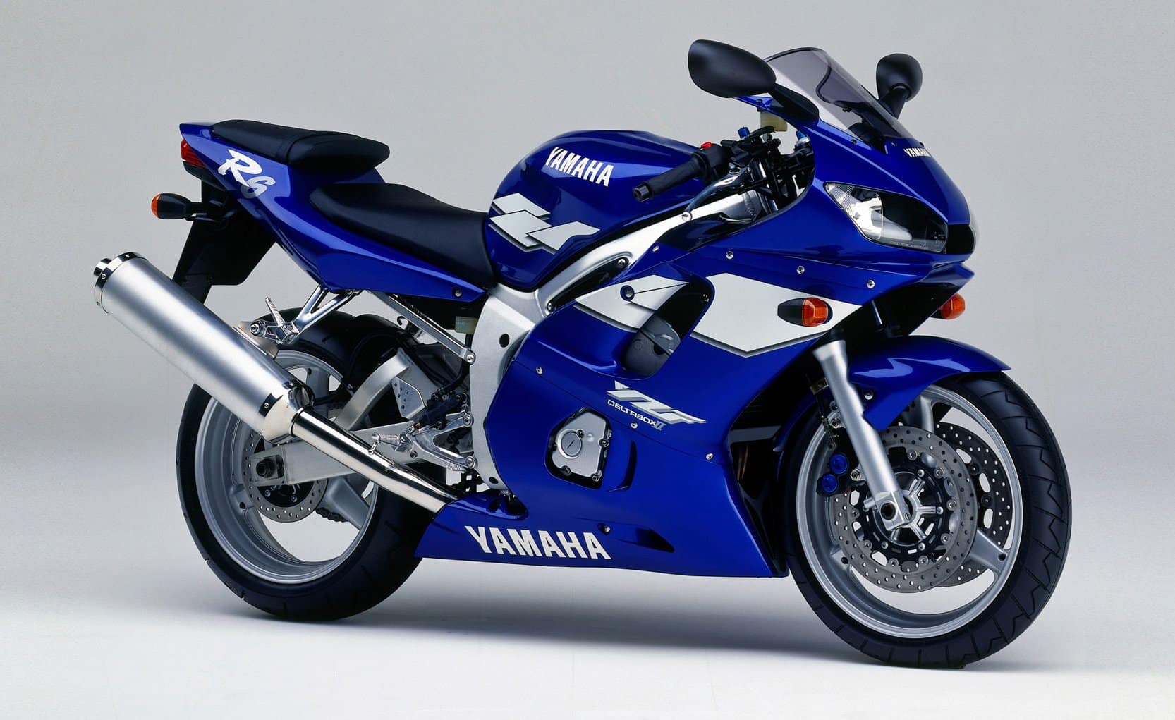 Original, first generation Yamaha R6 in blue