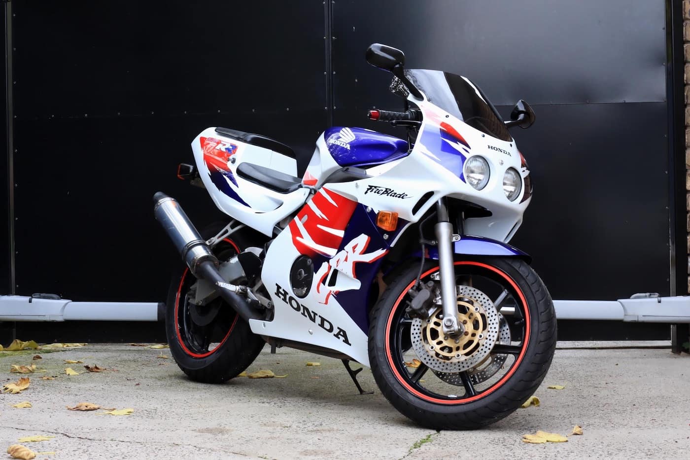 The MC22 Honda CBR250RR - a four-cylinder race motorcycle that's a great first track day machine.