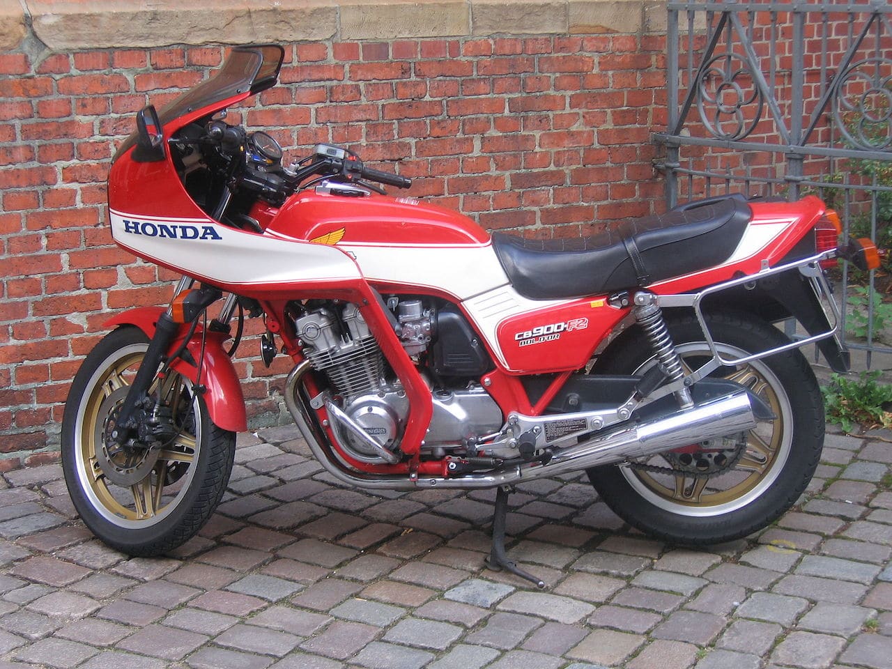 Red Honda CB900F2 Bol d'Or in bikini fairing