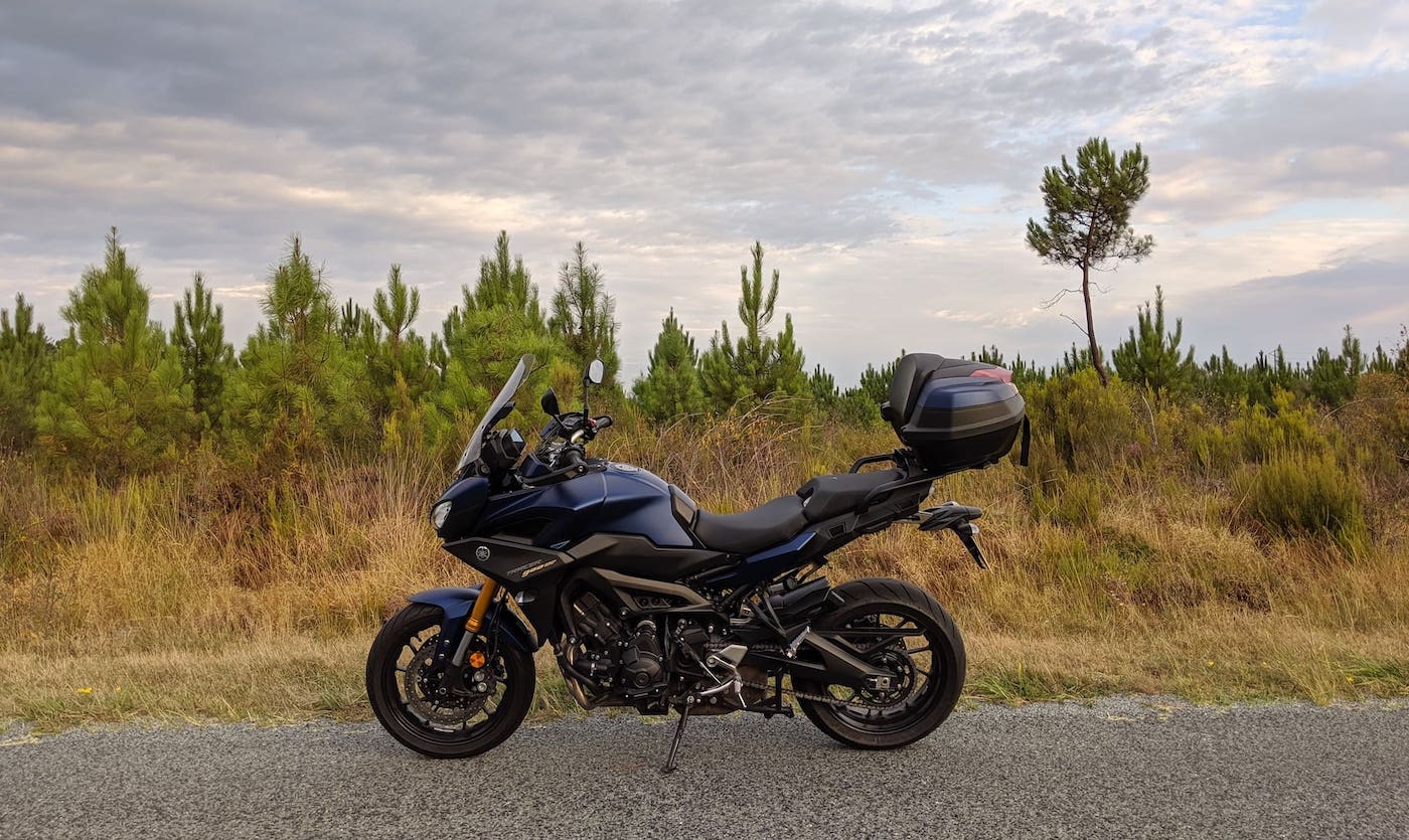 Side view of the Yamaha Tracer 900/FJ-09