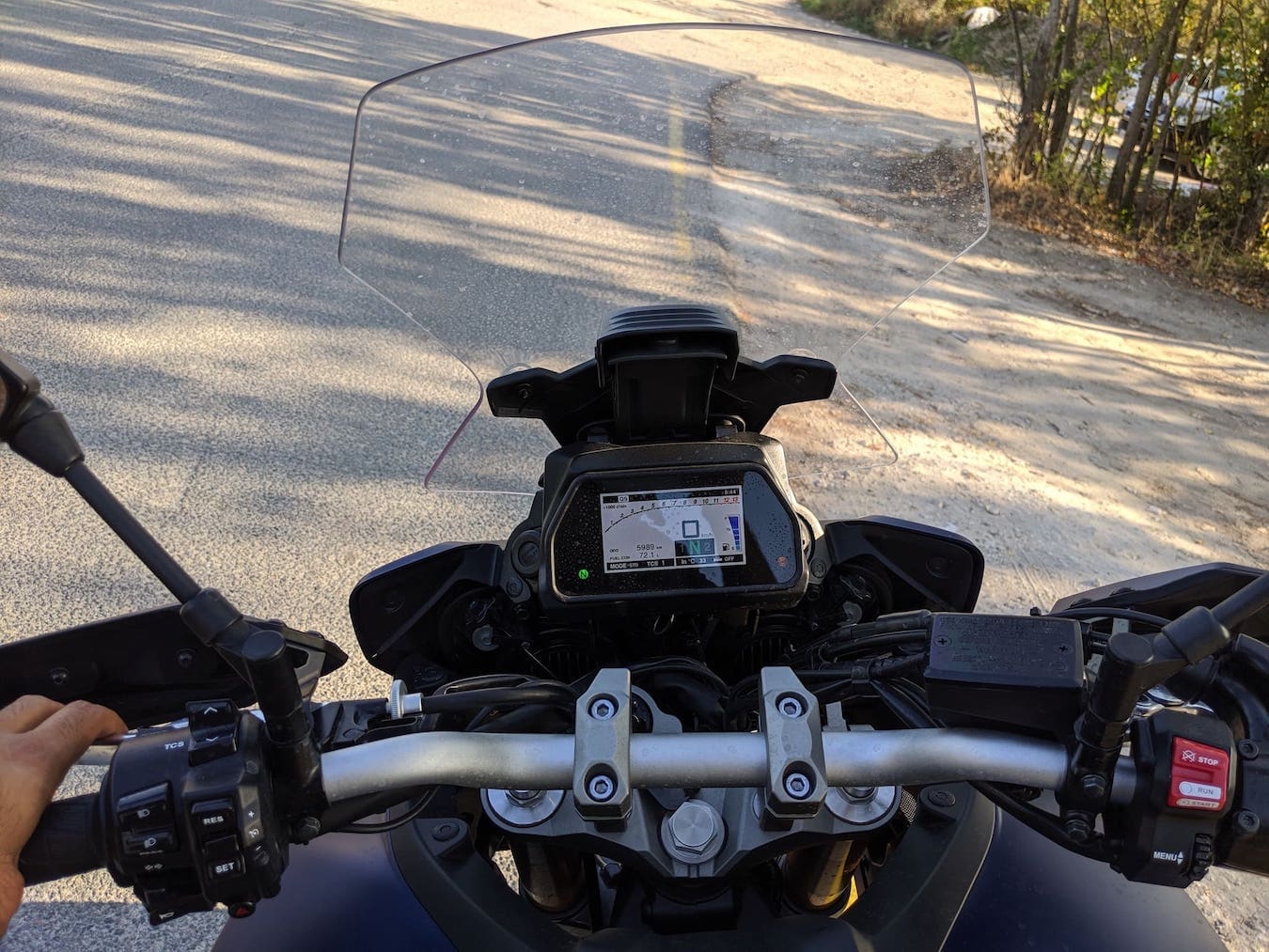Display and controls of the cockpit of the Yamaha Tracer 900/FJ-09
