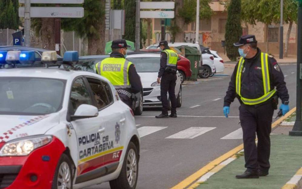 Police blockade during Cartagena coronavirus lockdown - should you ride motorcycles in these conditions?