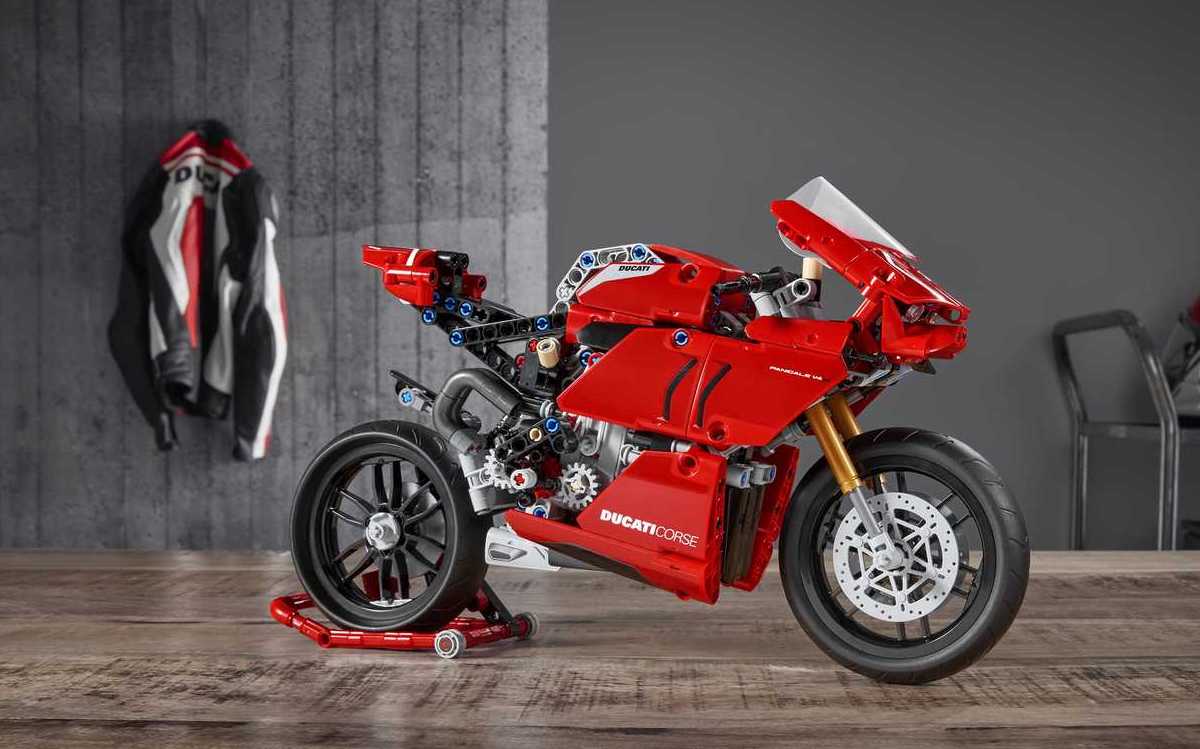 Ducati Panigale V4R made of Lego