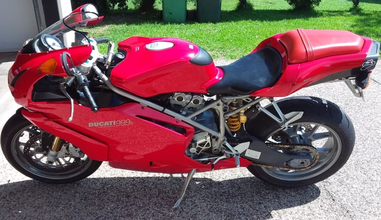 Red ducati 999 S